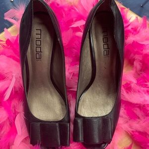 Cute black heel with bow on front.